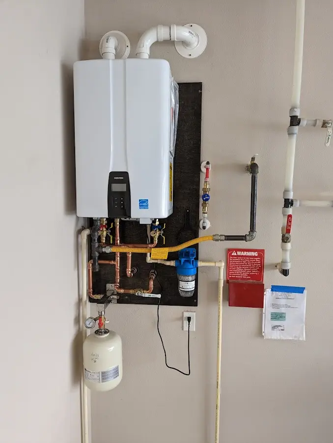 Professional plumber installing copper piping in a Evergreen Park home